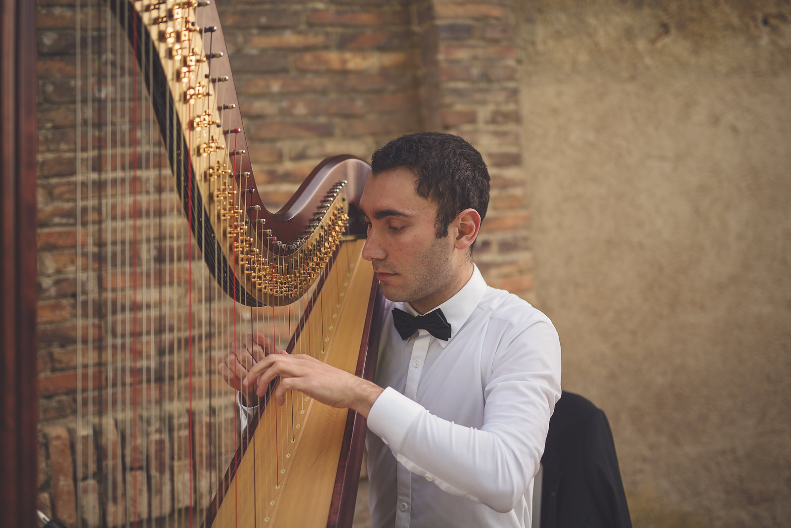 Frédéric jouant de la harpe